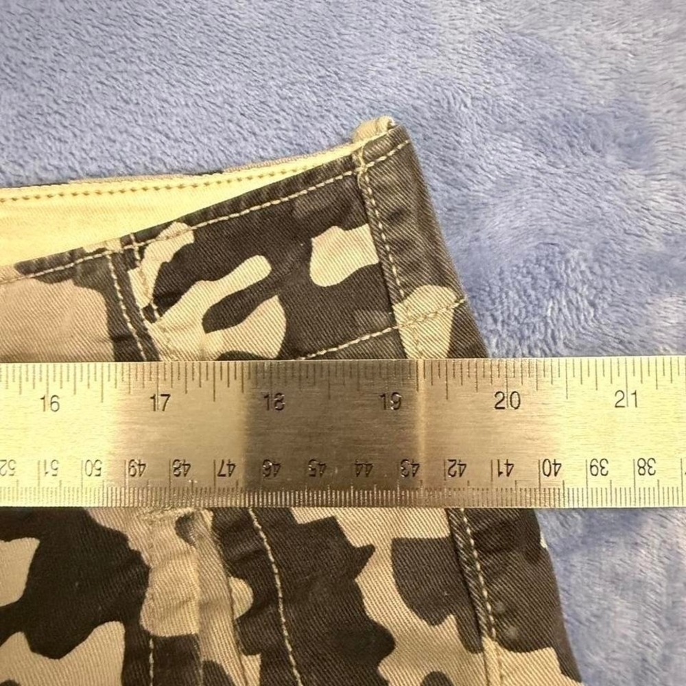 Levi's camo cargo shorts men Size 36 - Picture 3 of 6